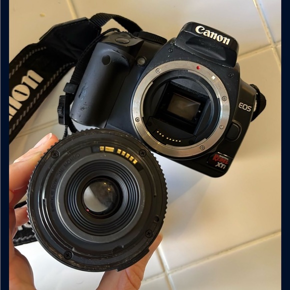 Canon EOS Rebel XTI Digital camera with Extra Lens (75-300 mm) - Picture 2 of 9